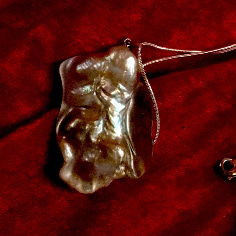 Beautiful real pearl pendant necklace..measure 2”.